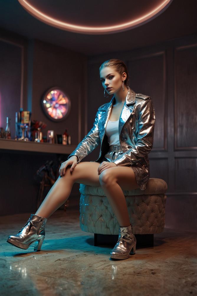 Galaktischer Alien mit silberner Jacke bei Karnevalsparty